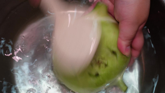清洗苤蓝芥菜疙瘩削皮切片处理食材视频
