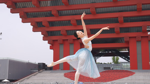 女人在中华馆前跳芭蕾5秒视频
