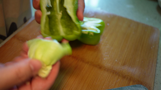 清洗青椒切青椒柿子椒切菜洗菜做饭视频