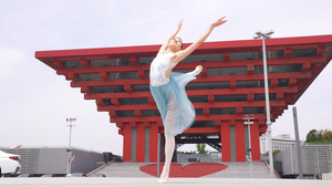 女人在中华馆前跳芭蕾29秒视频