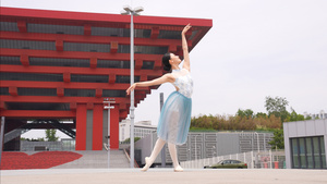 女人在中华馆前跳芭蕾10秒视频