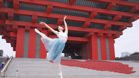 女人在中华馆前跳芭蕾视频