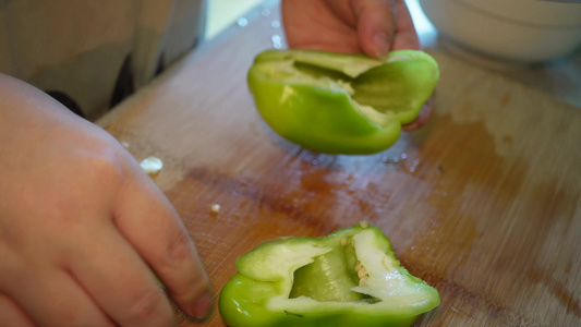 清洗青椒切青椒柿子椒切菜洗菜做饭视频