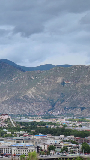布达拉宫远景与拉萨城市风光延时视频拉萨河16秒视频