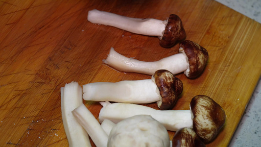 清洗松茸切松茸片洗蘑菇切蘑菇视频