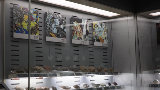 展柜里的矿石标本石材视频