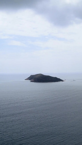 航拍海南缓缓的驶向前方的小岛日月湾视频