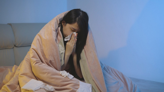 4K夜晚女性感冒疫情感染症状擤鼻涕视频