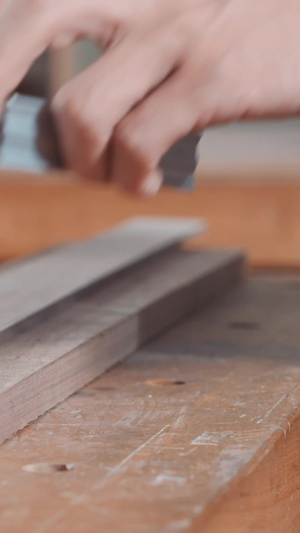 木匠在木头上划线的特写镜头东亚人26秒视频
