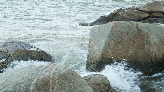 海浪拍打岩石视频