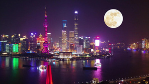 4K中秋团圆唯美月亮航拍上海外滩16秒视频
