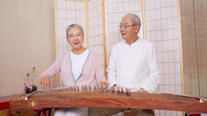 老年夫妇在家弹奏古筝27秒视频