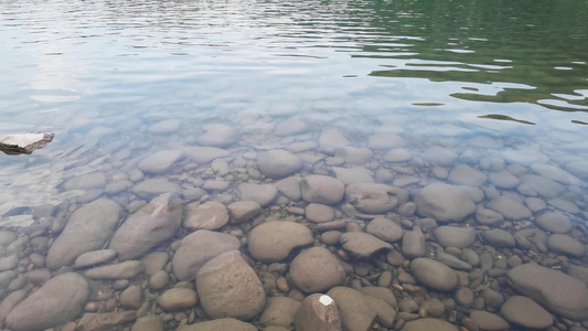 鹅卵石清澈水面随微风缓缓流淌背景视频