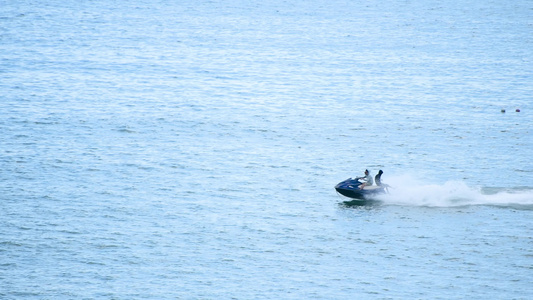 海面上的摩托艇视频