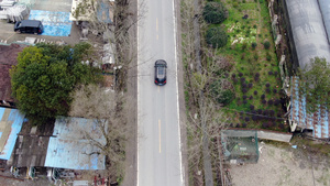 4K无人机跟随汽车快速行驶乡间小路15秒视频