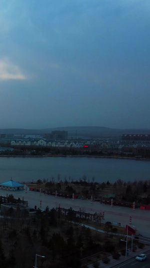 延时拍摄夕阳日落城市园林湖泊街道车流日转夜景象人工湖44秒视频