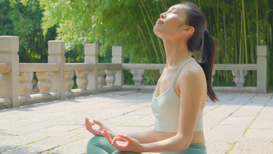 4K女性瑜伽打坐冥想5秒视频