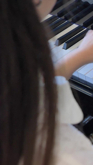 弹钢琴18秒视频