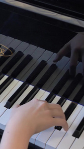 弹钢琴视频