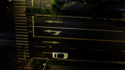 近距离拍摄城市夜景街道马路交通车流视频