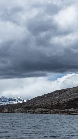 四川甘孜藏族自治州理塘县高原湖泊雪山暴风雨延时延时摄影15秒视频
