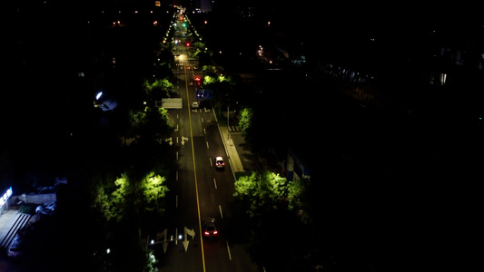 特写灯光下城市夜晚街道的车流[交通流]视频