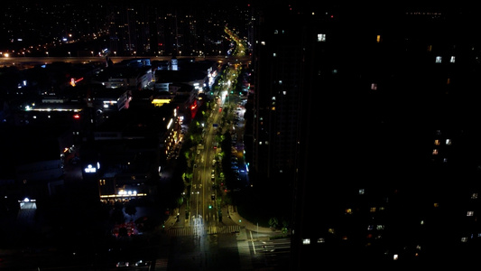 空中航拍城市夜景济南街道公路交通车流视频