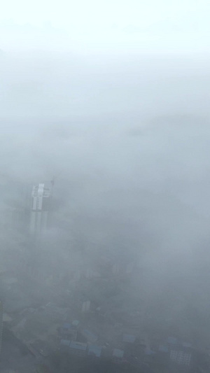 桂林城区云雾罕见天气360度环绕航拍视频能见度低83秒视频