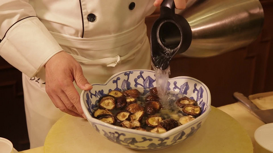 青花瓷碗泡发香菇视频