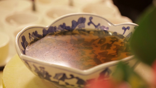 青花瓷碗泡发香菇视频
