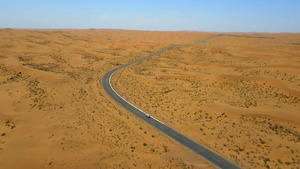 航拍车辆行驶在沙漠38秒视频