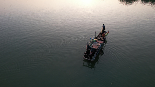 航拍江面上捕鱼的小舟视频