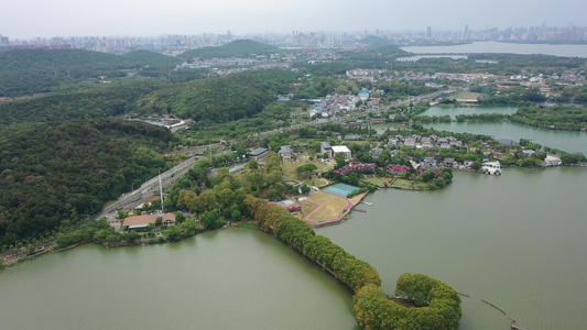 航拍武汉东湖景区后湖线团山驿站湖中林荫路视频