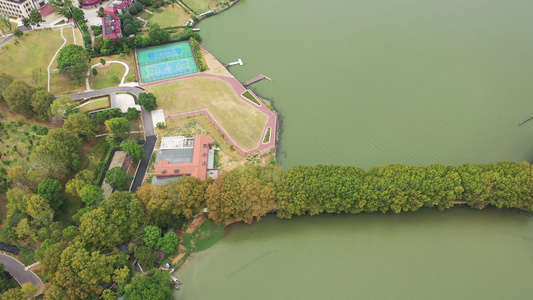 航拍武汉东湖景区后湖线团山驿站湖中林荫路视频