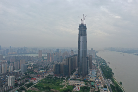航拍武汉在建中长江边第一高楼绿地中心视频