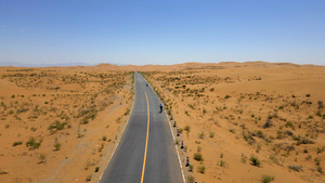 航拍在沙漠中骑行17秒视频