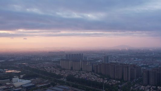 黄昏夕阳中的城市航拍视频