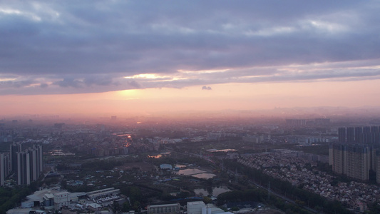 黄昏夕阳中的城市航拍视频