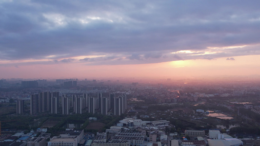 黄昏夕阳中的城市航拍视频