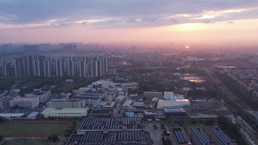 黄昏夕阳中的城市航拍视频