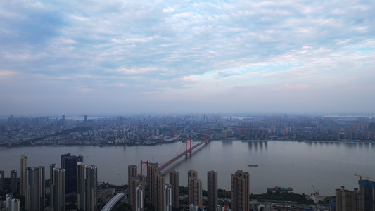 航拍城市天空蓝天白云江景桥梁道路车流街景4k素材视频