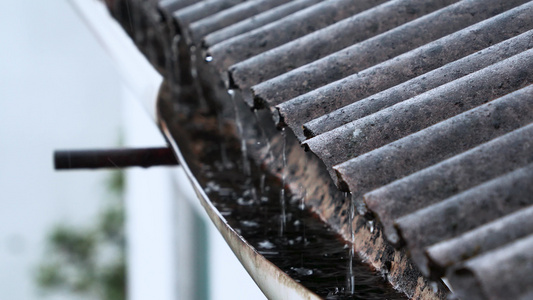 屋檐古建筑雨水下雨瓦片古风屋顶滴水雨季视频