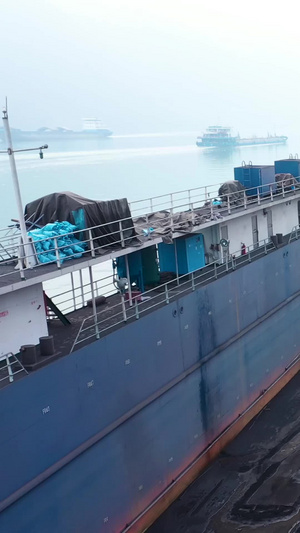 航拍工人清理船舶夹板煤炭河牛号轮船货船43秒视频