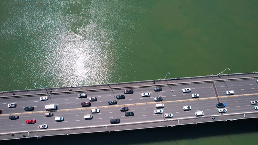 航拍城市晴朗天空江景桥梁道路交通街景车流4k素材[揽江]视频