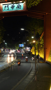 湖南凤凰古城南华门夜景交通道路行人车流素材夜景素材视频