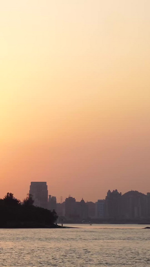 夕阳下海面上行驶的渡轮日出日落41秒视频