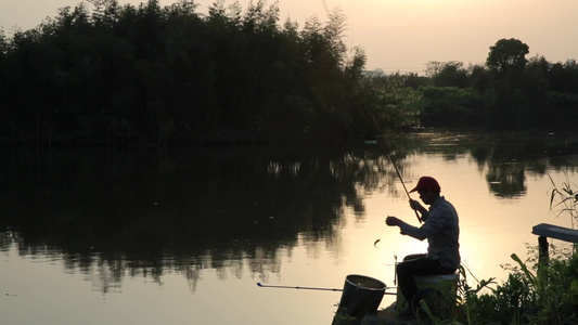 黄昏下水边钓鱼悠闲时光视频