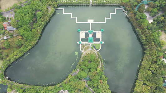 航拍武汉东湖生态旅游风景区听涛景区天鹅池视频