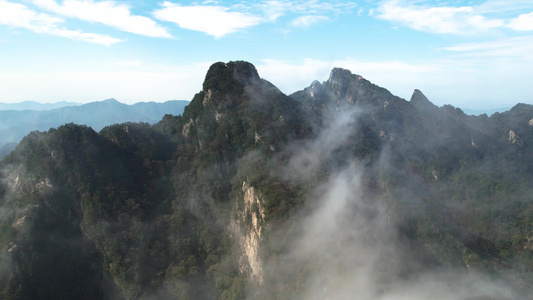 航拍5A洛阳白云山景区云雾中的励志峰视频视频