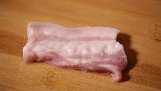 融化的五花肉片腐烂的肉片油脂猪油脂肪视频